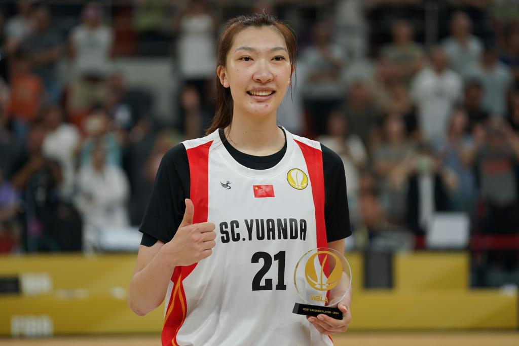 2024年9月28日,时为四川远达美乐队球员的韩旭获颁首届国际篮联亚洲女子篮球联赛“最有价值球员”奖。新华社记者 胥冰洁 摄
